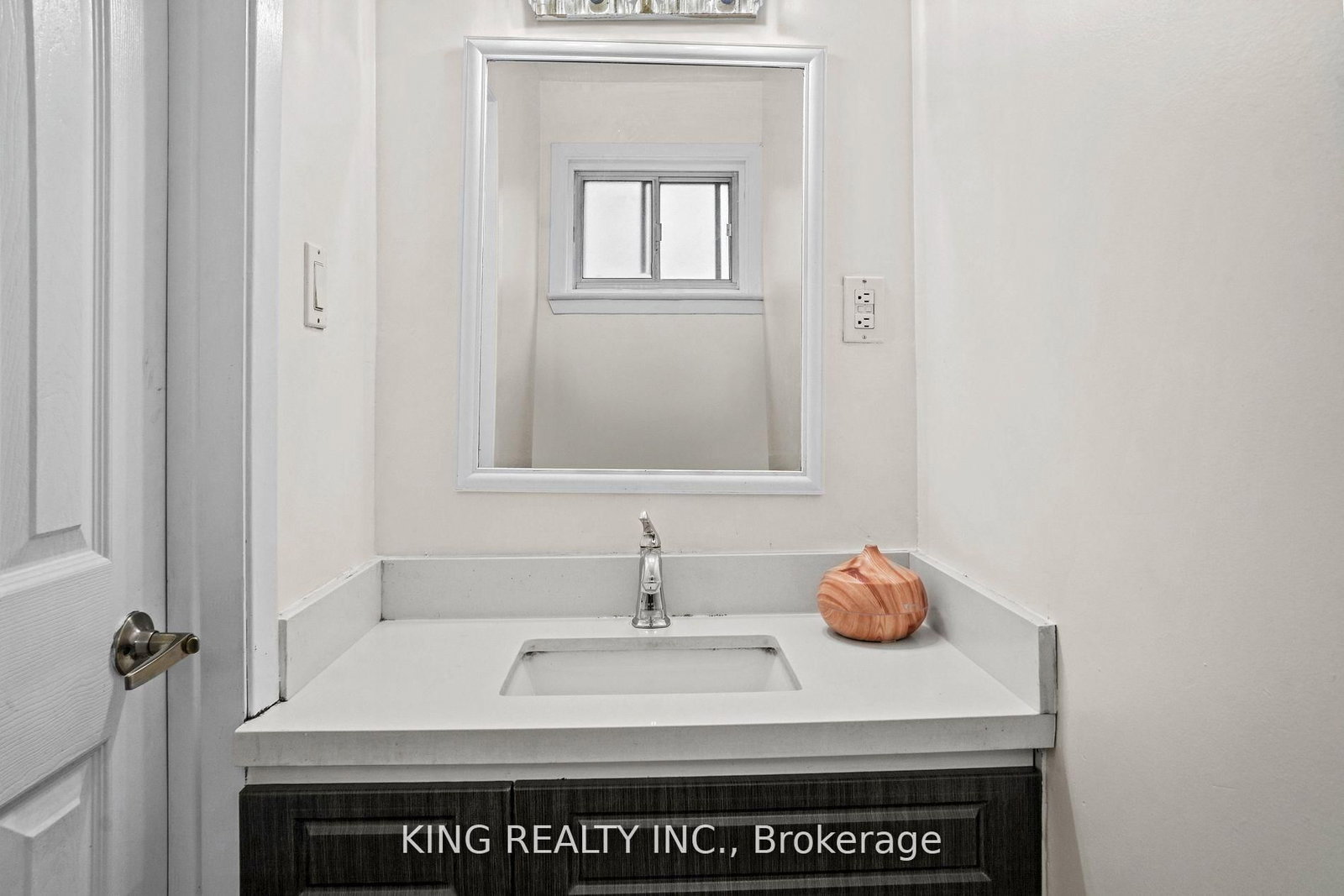 Semi-Detached House for sale at 16 Wimbledon Court, Brampton, Ontario, L6V 2S4 - Brampton North - MLS: W12897962