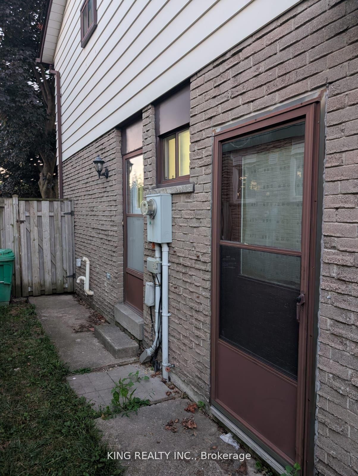 Semi-Detached House for sale at 16 Wimbledon Court, Brampton, Ontario, L6V 2S4 - Brampton North - MLS: W12897962