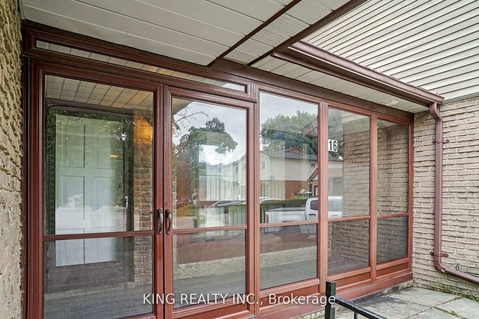 Semi-Detached House for sale at 16 Wimbledon Court, Brampton, Ontario, L6V 2S4 - Brampton North - MLS: W12897962