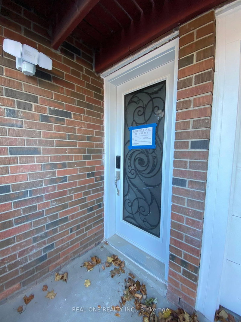 1186 Shadeland Dr, Mississauga, L5C 1P4 | Image 2