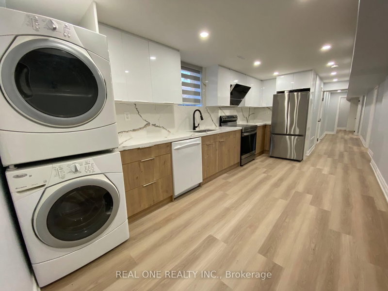 1186 Shadeland Dr, Mississauga, L5C 1P4 | Image 3