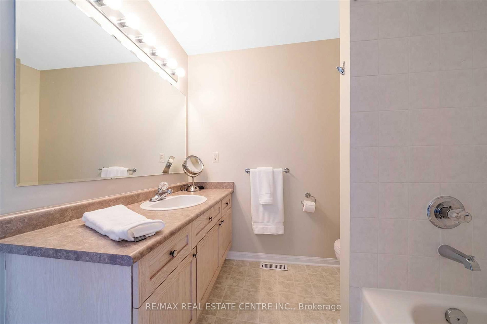 Townhouse for lease at 1024 Barclay Circle, Milton, Ontario, L9T 5W5 - Beaty - MLS: W12898090