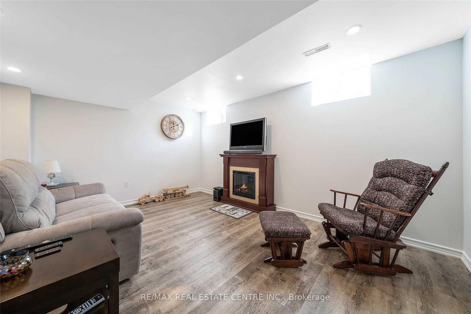 Townhouse for lease at 1024 Barclay Circle, Milton, Ontario, L9T 5W5 - Beaty - MLS: W12898090