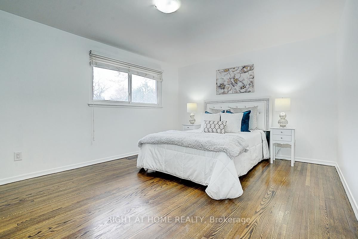 Detached House for sale at 11 Tullamore Road, Brampton, Ontario, L6W 1J6 - Brampton East - MLS: W12898264