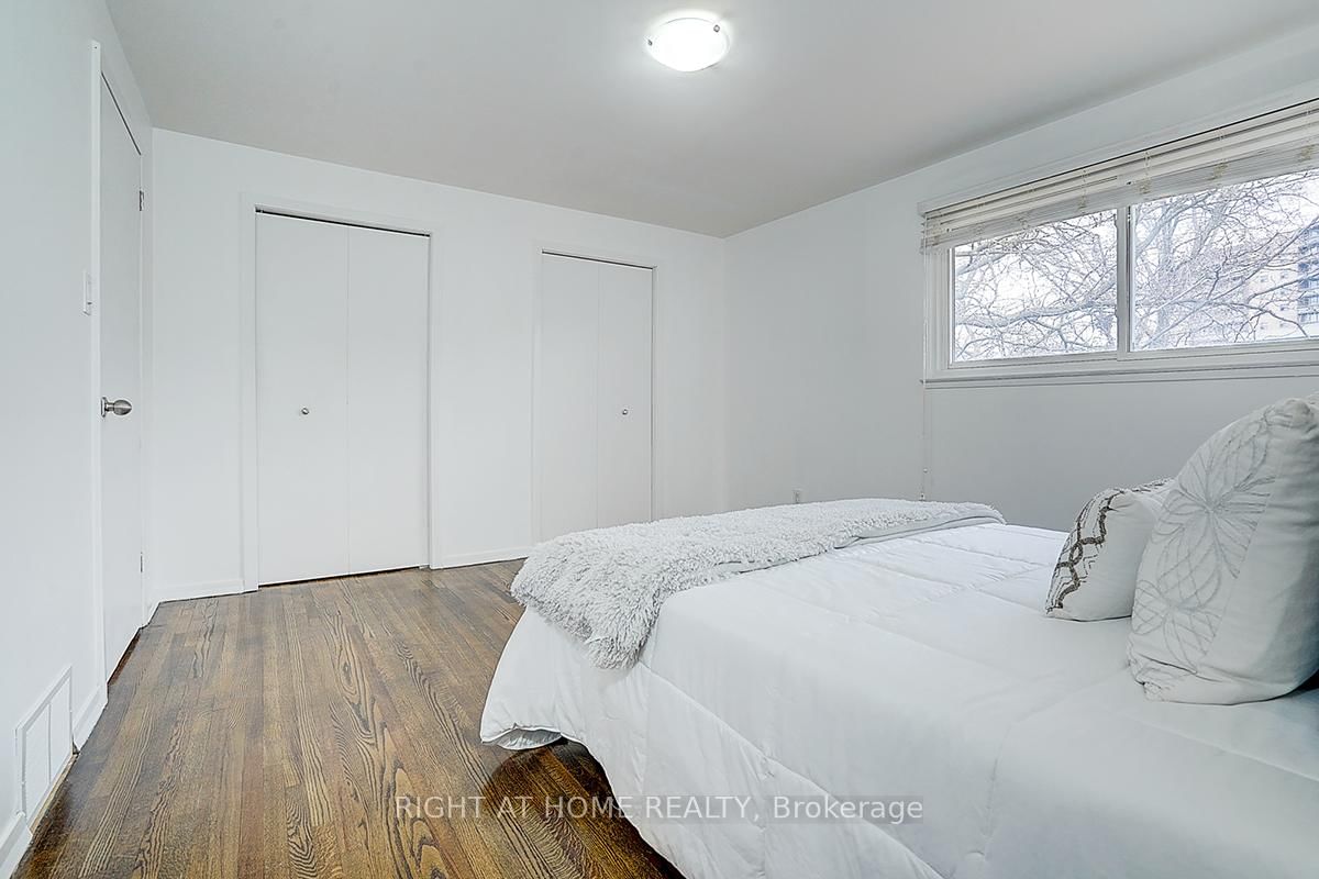 Detached House for sale at 11 Tullamore Road, Brampton, Ontario, L6W 1J6 - Brampton East - MLS: W12898264