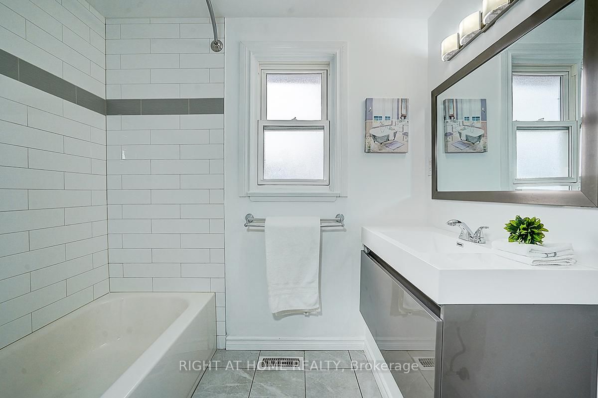 Detached House for sale at 11 Tullamore Road, Brampton, Ontario, L6W 1J6 - Brampton East - MLS: W12898264