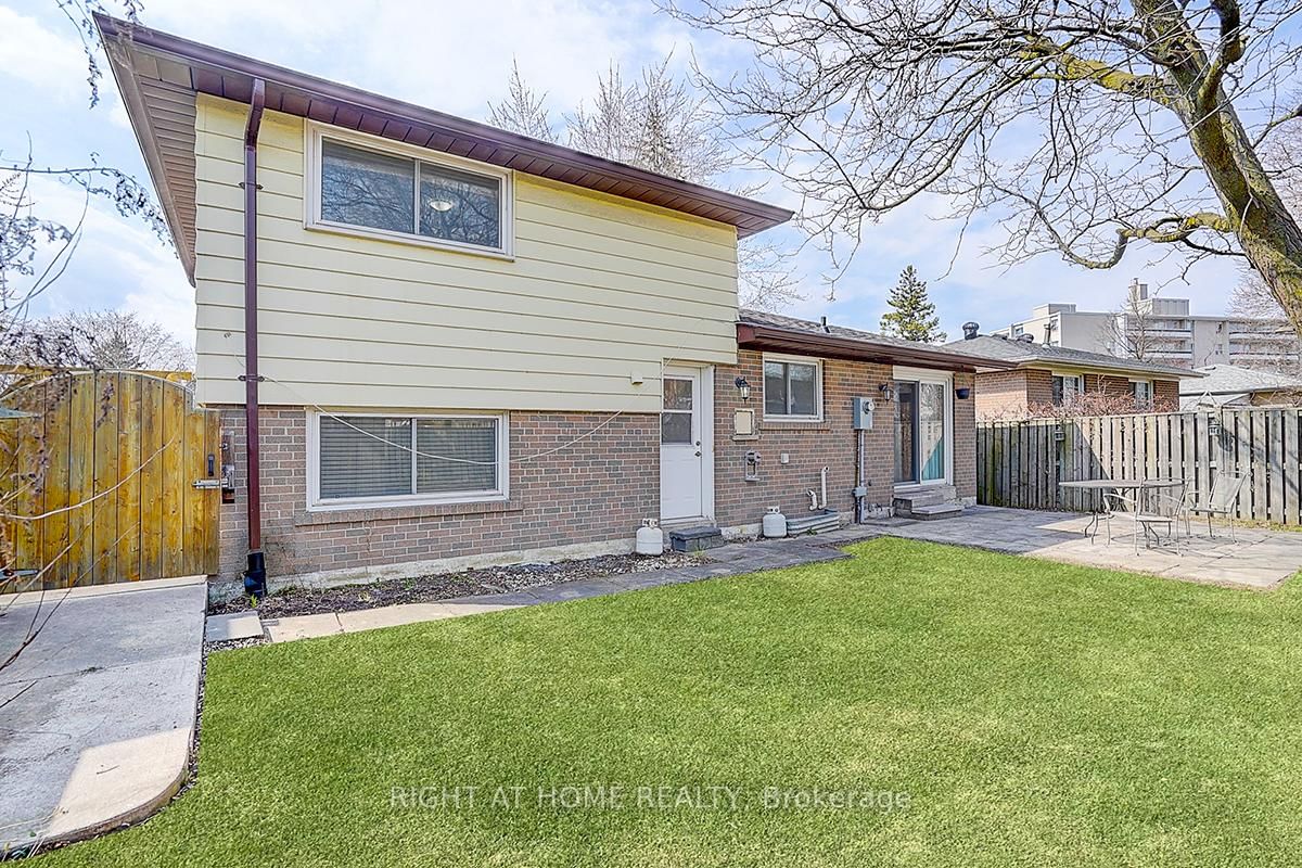 Detached House for sale at 11 Tullamore Road, Brampton, Ontario, L6W 1J6 - Brampton East - MLS: W12898264