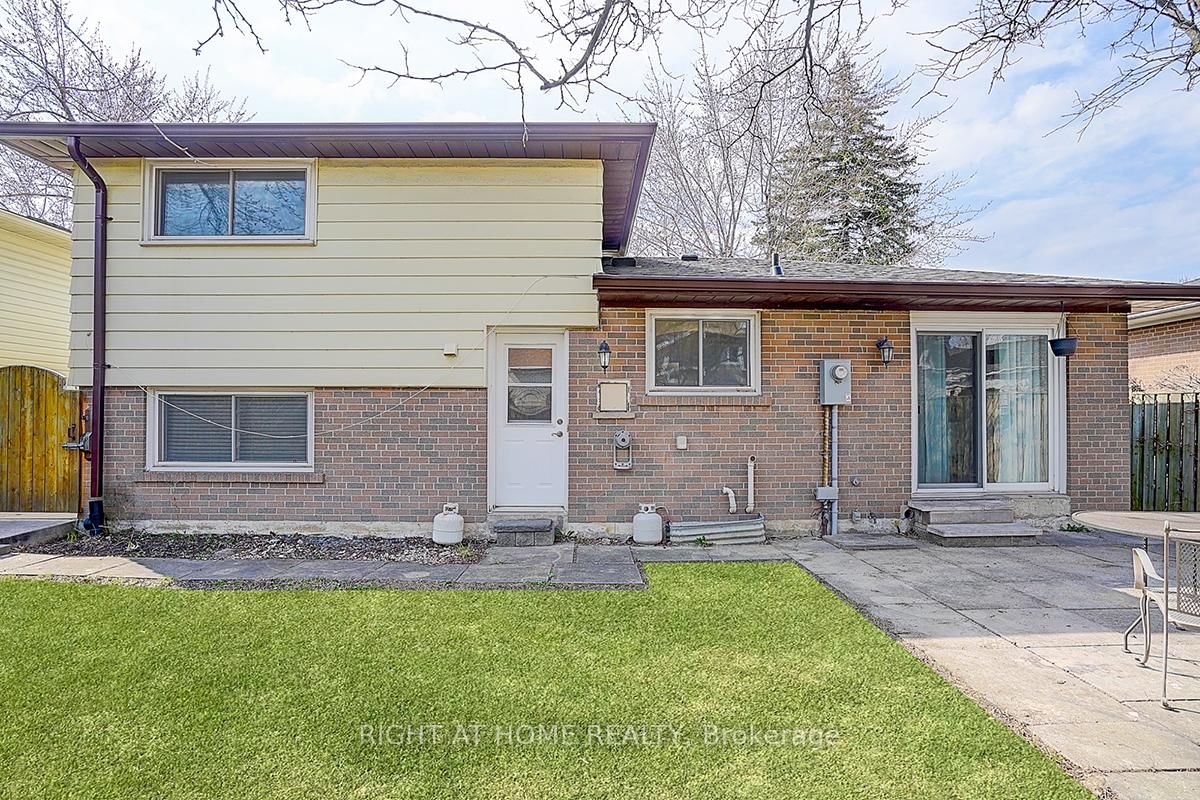 Detached House for sale at 11 Tullamore Road, Brampton, Ontario, L6W 1J6 - Brampton East - MLS: W12898264