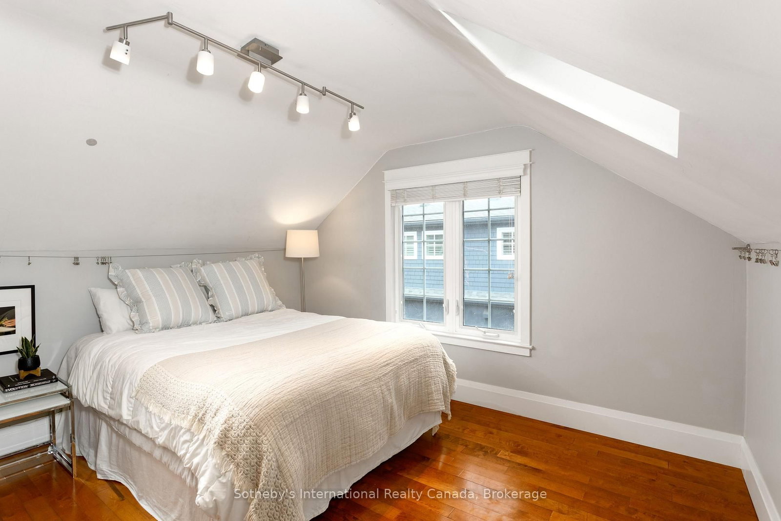 Detached House for sale at 32 Anderson Street, Oakville, Ontario, L6K 1A5 - Central - MLS: W12898434