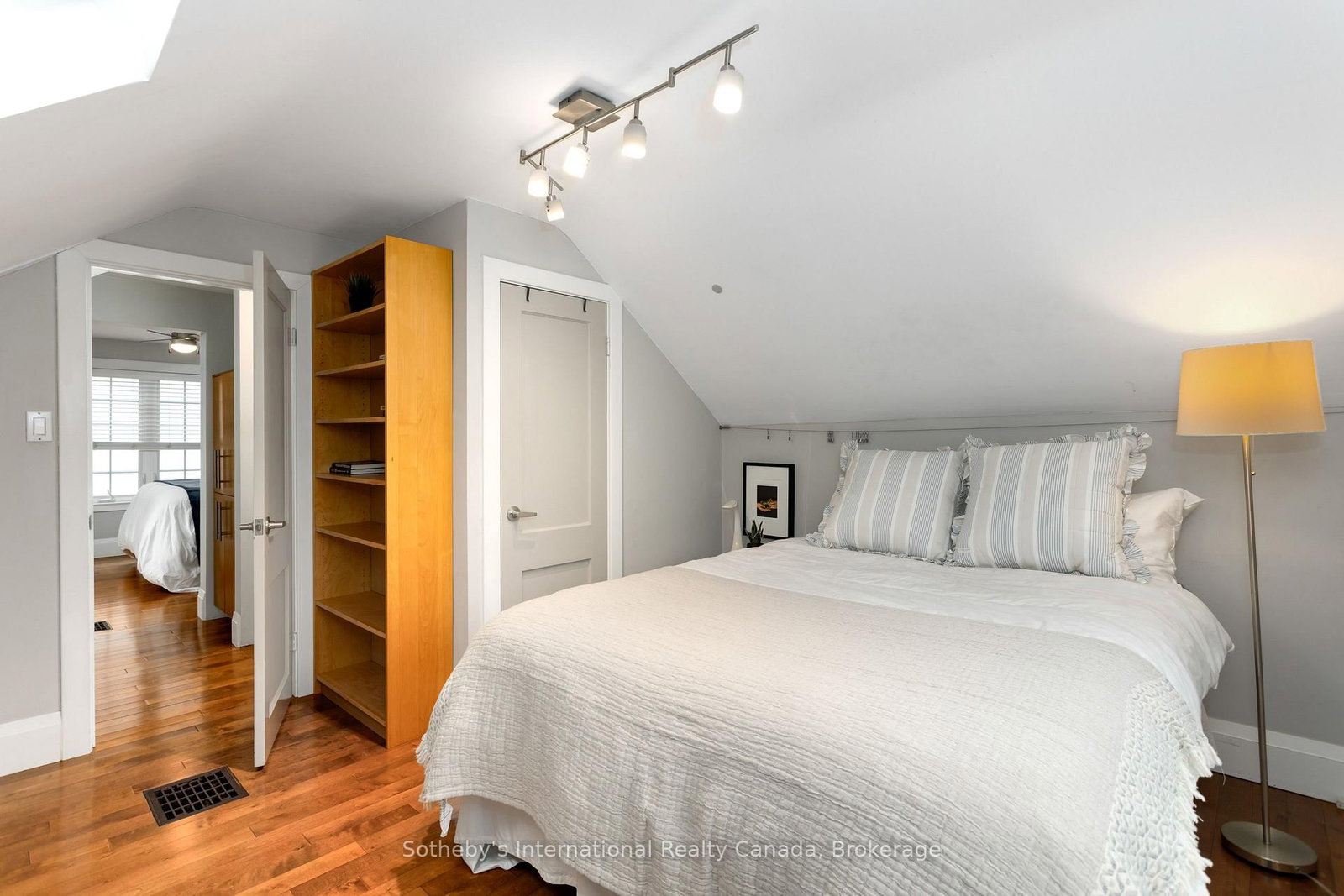 Detached House for sale at 32 Anderson Street, Oakville, Ontario, L6K 1A5 - Central - MLS: W12898434