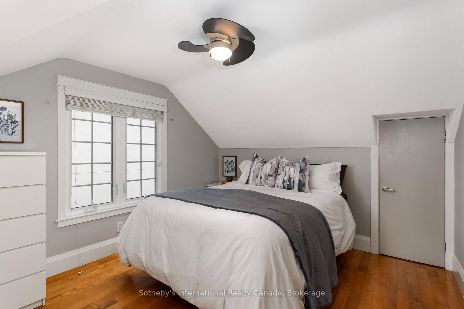 Detached House for sale at 32 Anderson Street, Oakville, Ontario, L6K 1A5 - Central - MLS: W12898434