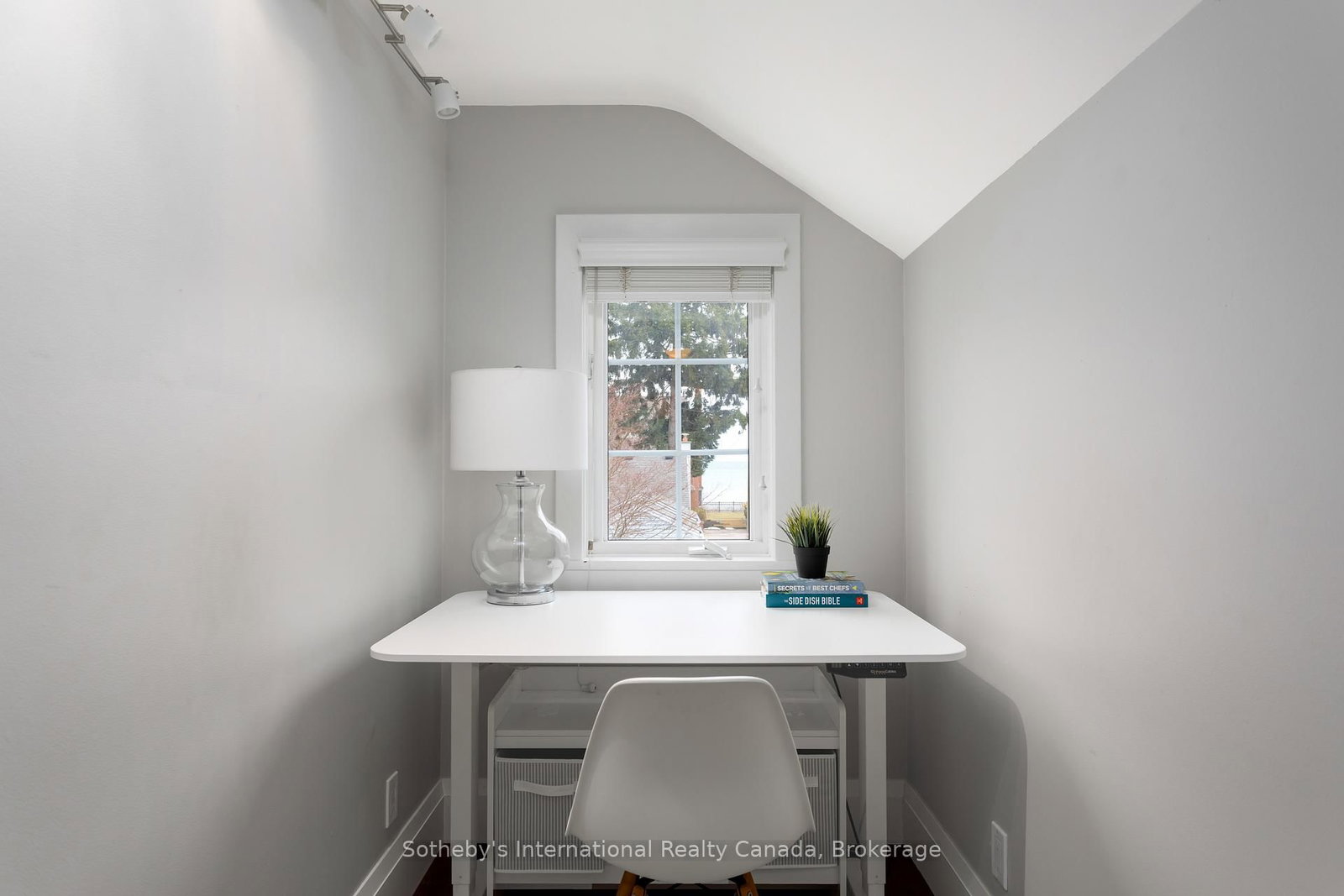 Detached House for sale at 32 Anderson Street, Oakville, Ontario, L6K 1A5 - Central - MLS: W12898434