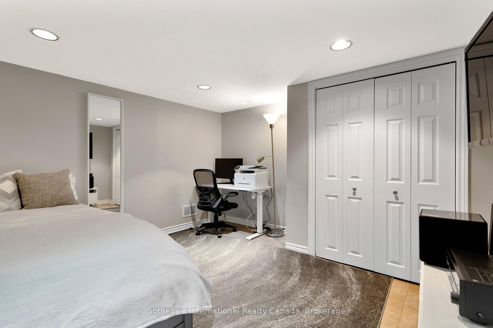 Detached House for sale at 32 Anderson Street, Oakville, Ontario, L6K 1A5 - Central - MLS: W12898434