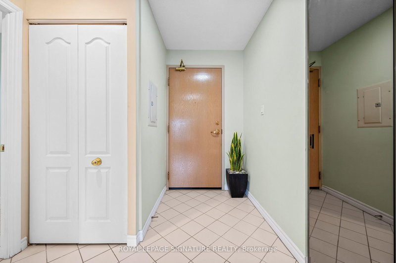 205 - 3 Dayspring Circ, Brampton, L6P 1B7 | Image 3