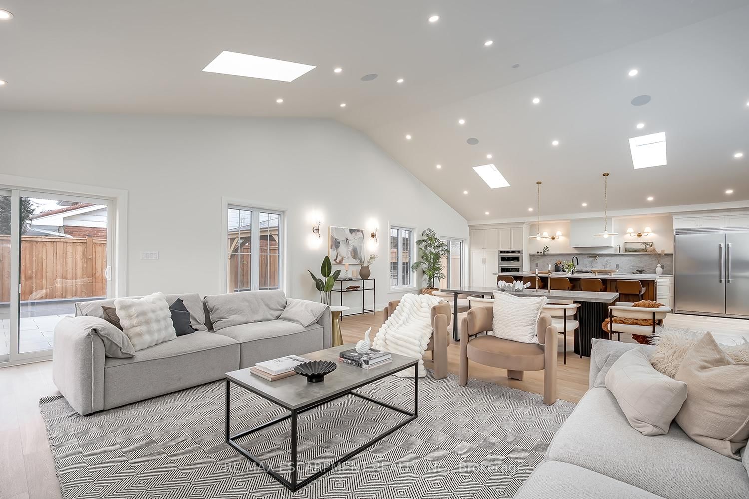 Detached House for sale at 251 Glen Afton Drive, Burlington, Ontario, L7L 1G8 - Shoreacres - MLS: W12898604