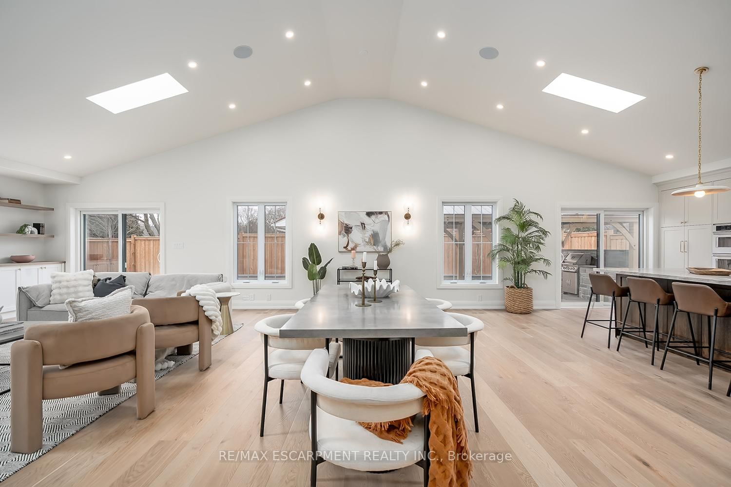 Detached House for sale at 251 Glen Afton Drive, Burlington, Ontario, L7L 1G8 - Shoreacres - MLS: W12898604