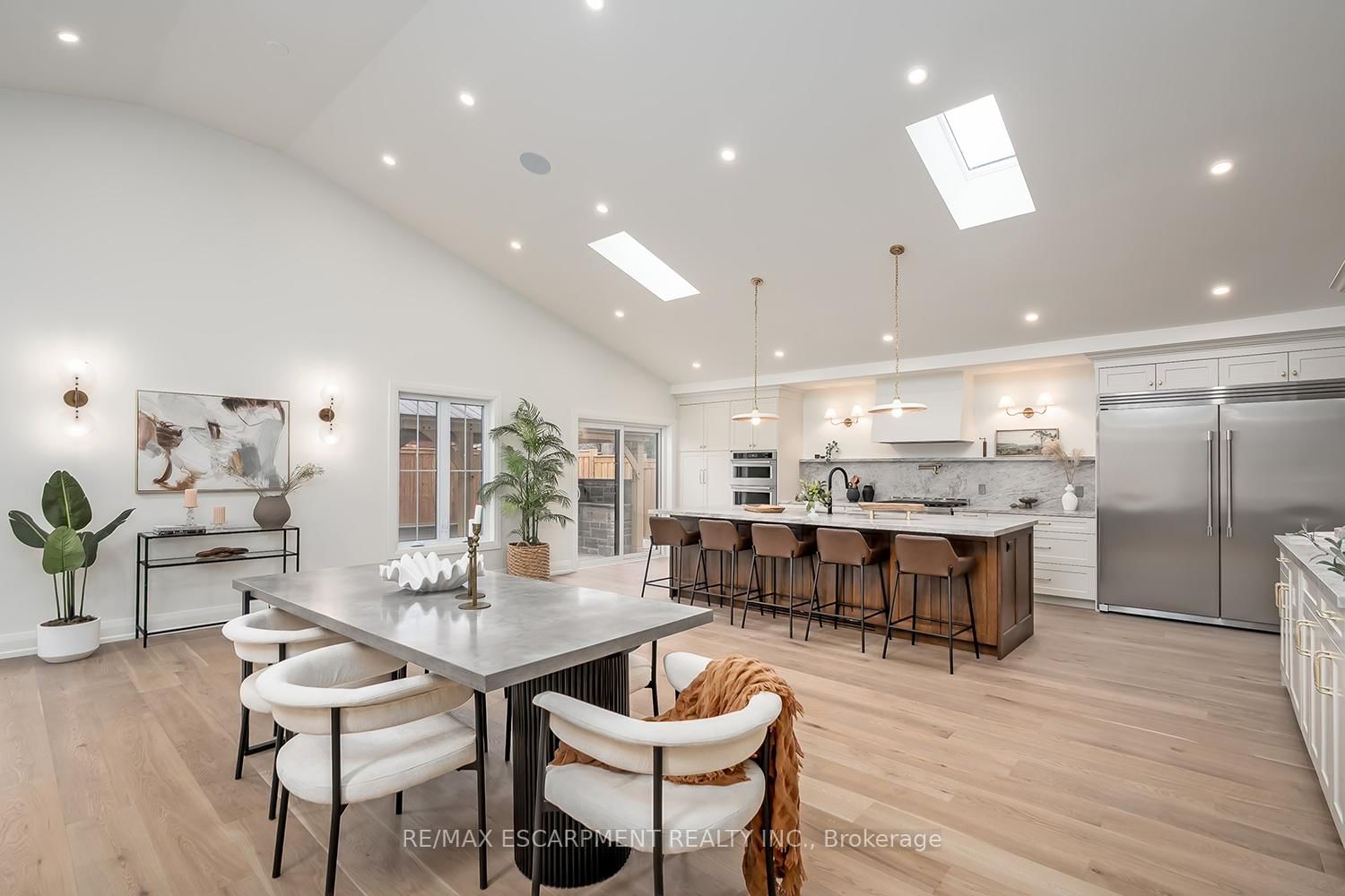 Detached House for sale at 251 Glen Afton Drive, Burlington, Ontario, L7L 1G8 - Shoreacres - MLS: W12898604