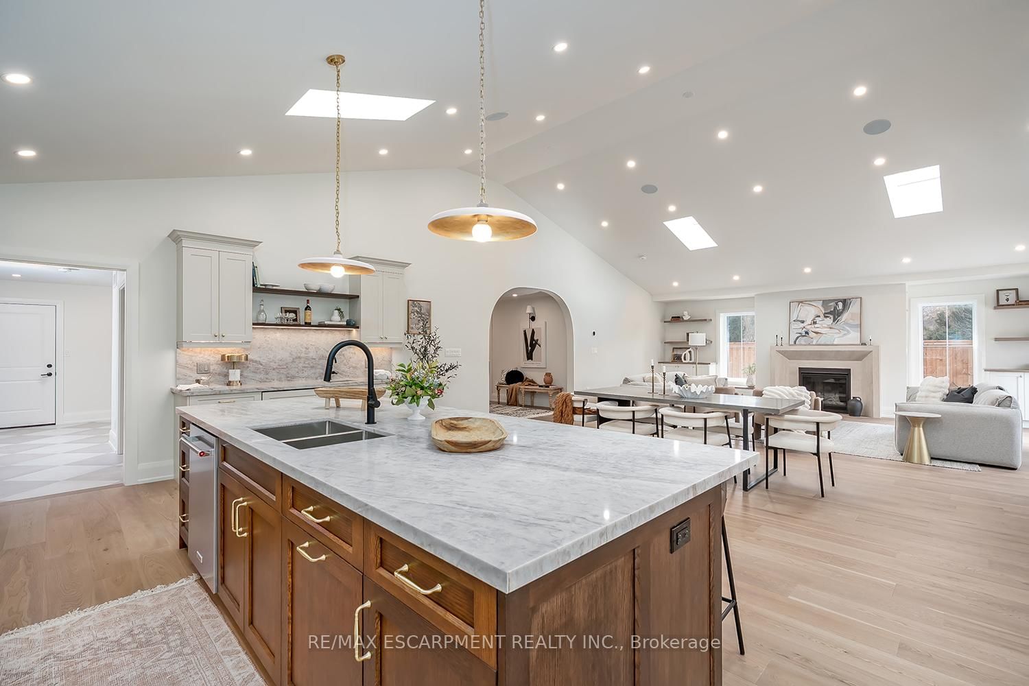 Detached House for sale at 251 Glen Afton Drive, Burlington, Ontario, L7L 1G8 - Shoreacres - MLS: W12898604