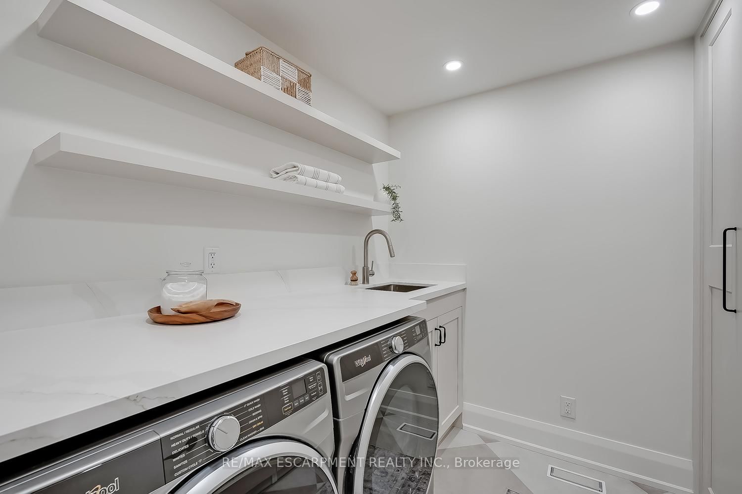 Detached House for sale at 251 Glen Afton Drive, Burlington, Ontario, L7L 1G8 - Shoreacres - MLS: W12898604