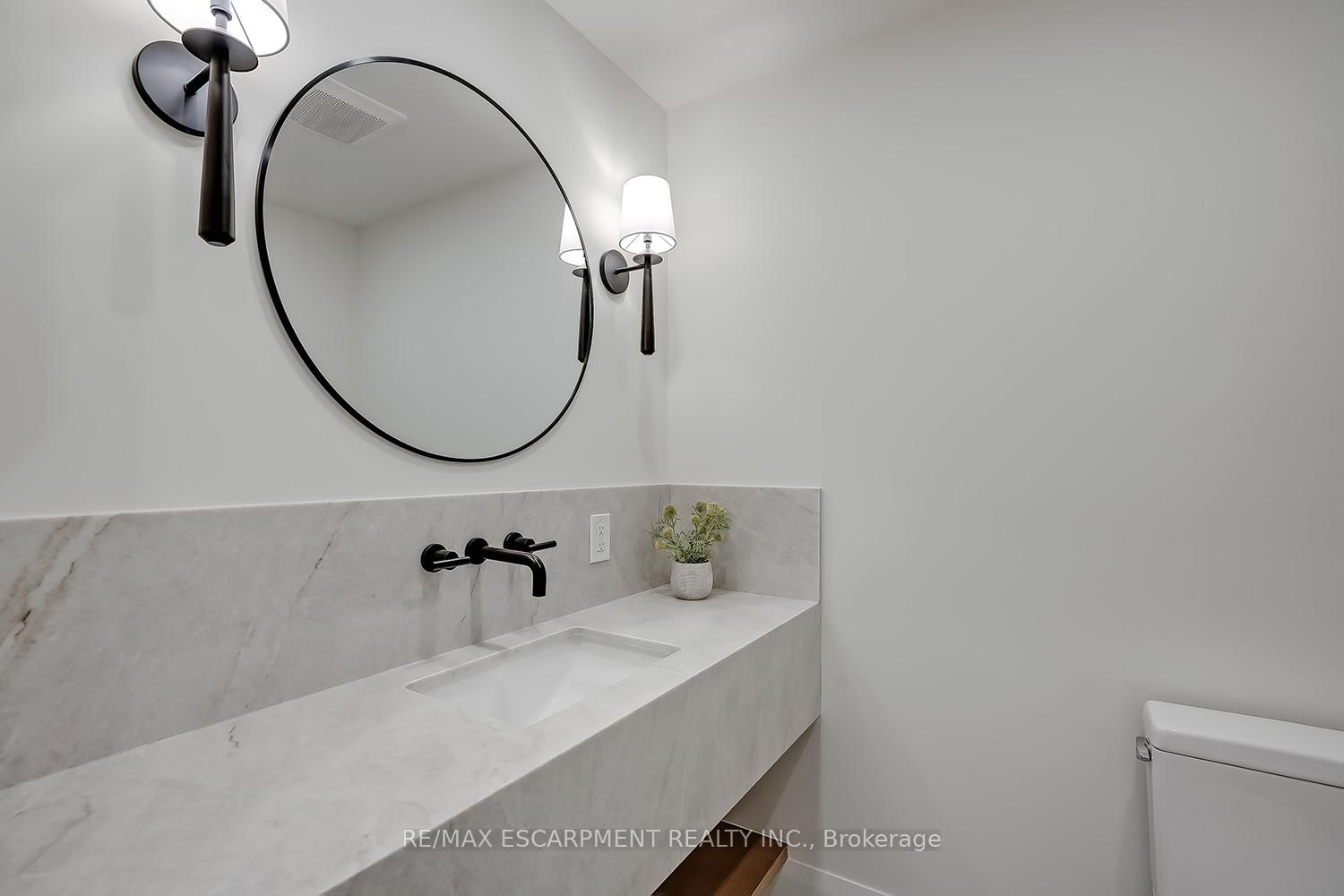 Detached House for sale at 251 Glen Afton Drive, Burlington, Ontario, L7L 1G8 - Shoreacres - MLS: W12898604