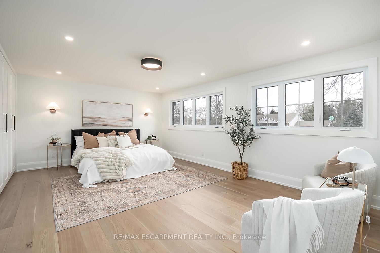 Detached House for sale at 251 Glen Afton Drive, Burlington, Ontario, L7L 1G8 - Shoreacres - MLS: W12898604