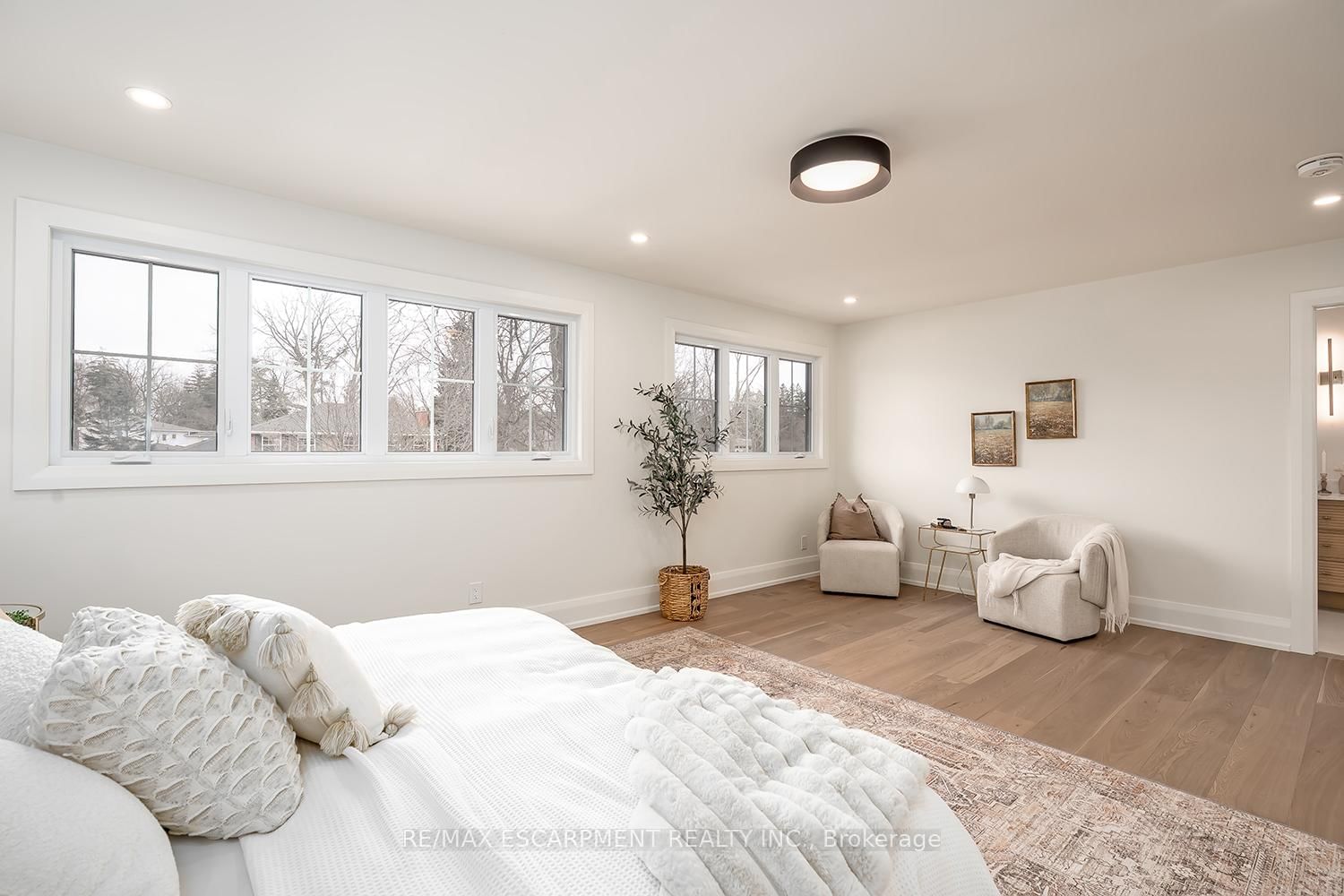 Detached House for sale at 251 Glen Afton Drive, Burlington, Ontario, L7L 1G8 - Shoreacres - MLS: W12898604