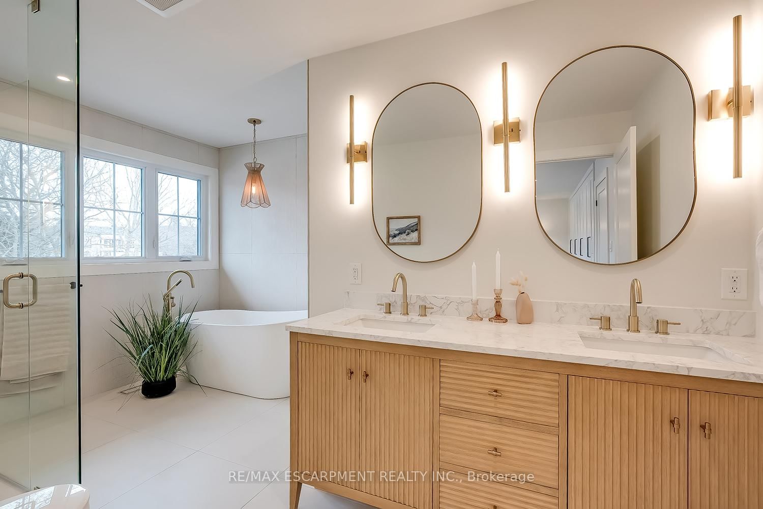 Detached House for sale at 251 Glen Afton Drive, Burlington, Ontario, L7L 1G8 - Shoreacres - MLS: W12898604