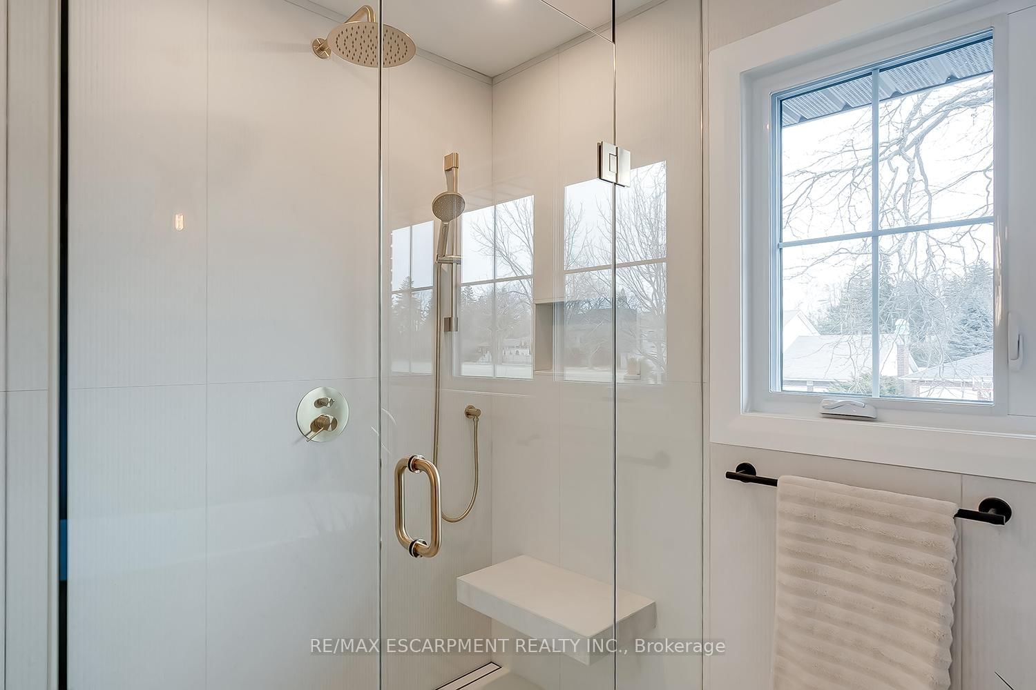 Detached House for sale at 251 Glen Afton Drive, Burlington, Ontario, L7L 1G8 - Shoreacres - MLS: W12898604