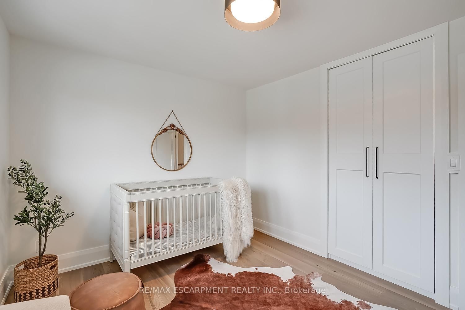 Detached House for sale at 251 Glen Afton Drive, Burlington, Ontario, L7L 1G8 - Shoreacres - MLS: W12898604