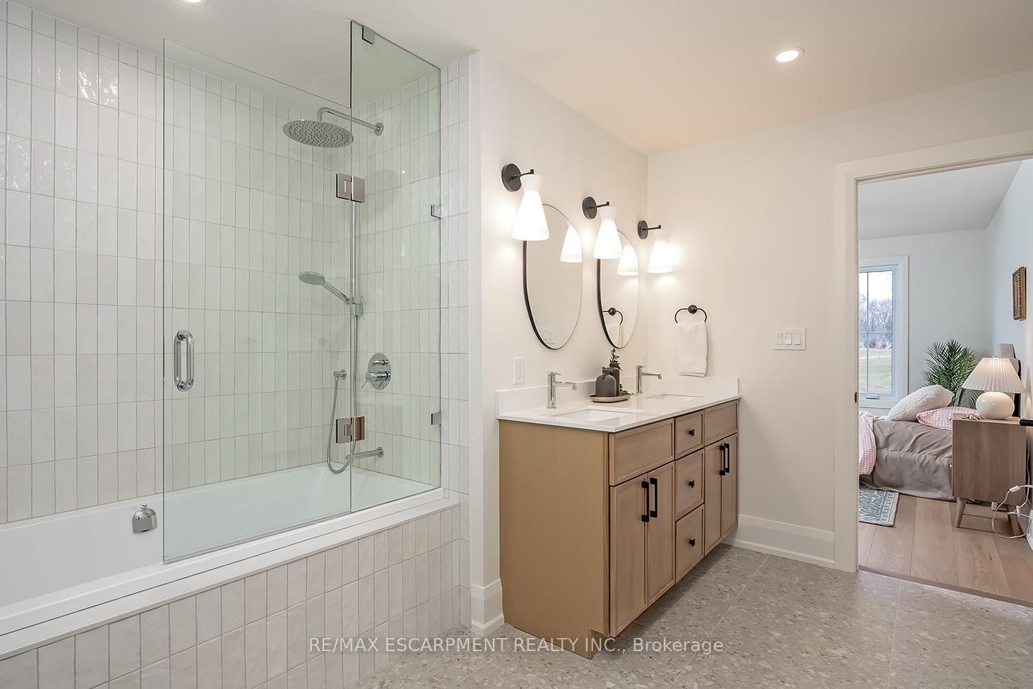 Detached House for sale at 251 Glen Afton Drive, Burlington, Ontario, L7L 1G8 - Shoreacres - MLS: W12898604