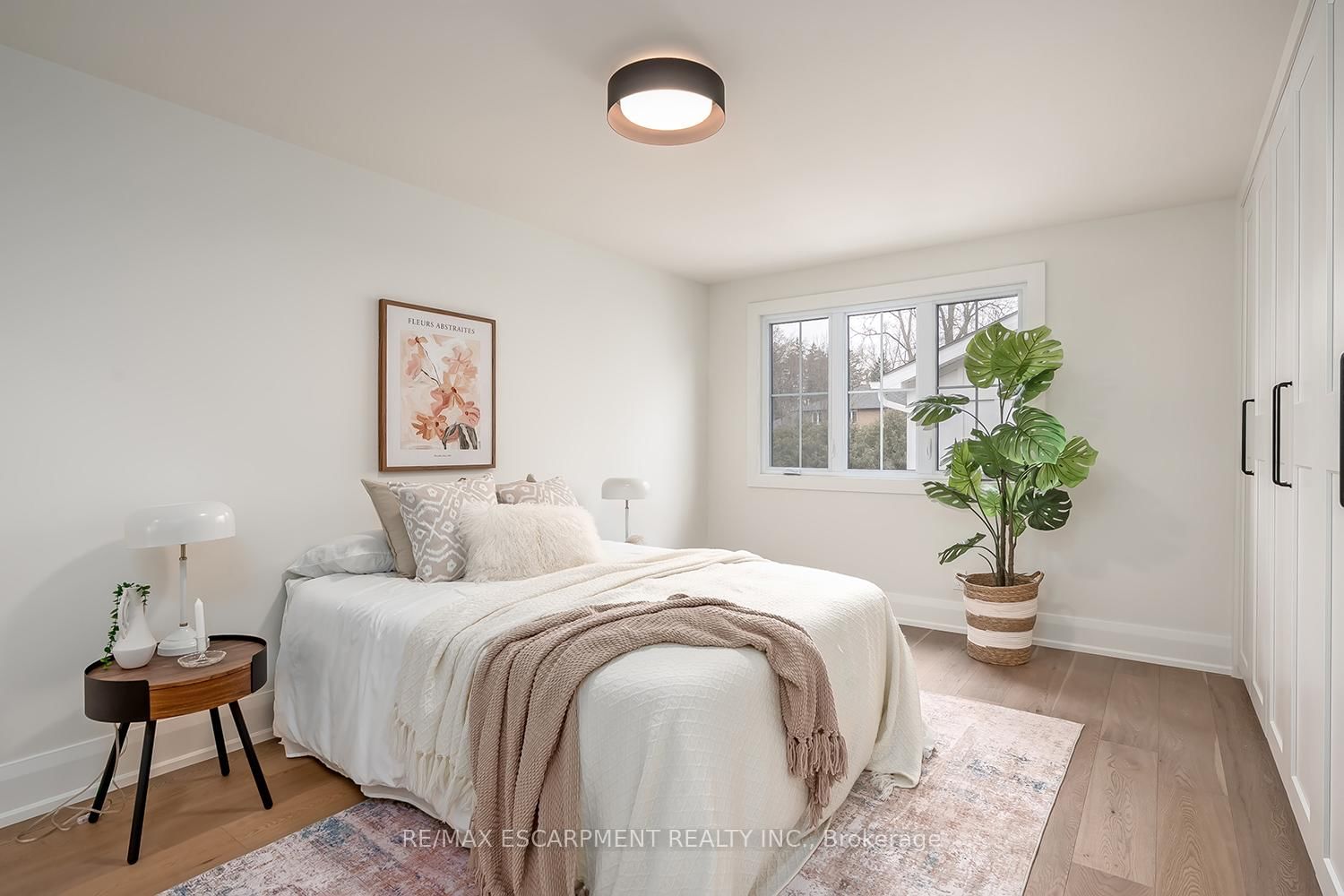 Detached House for sale at 251 Glen Afton Drive, Burlington, Ontario, L7L 1G8 - Shoreacres - MLS: W12898604