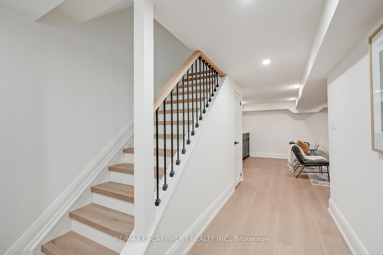 Detached House for sale at 251 Glen Afton Drive, Burlington, Ontario, L7L 1G8 - Shoreacres - MLS: W12898604