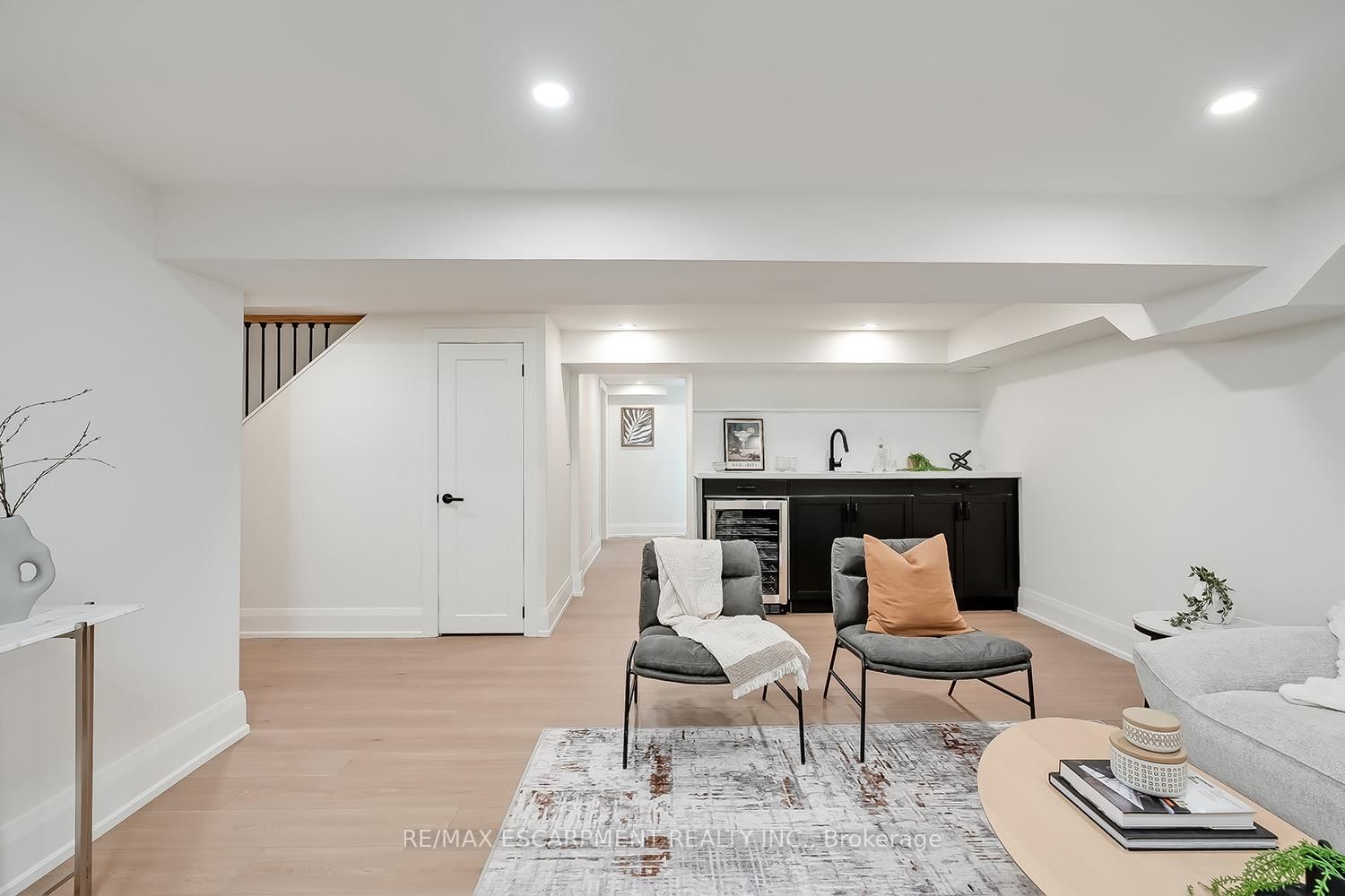 Detached House for sale at 251 Glen Afton Drive, Burlington, Ontario, L7L 1G8 - Shoreacres - MLS: W12898604