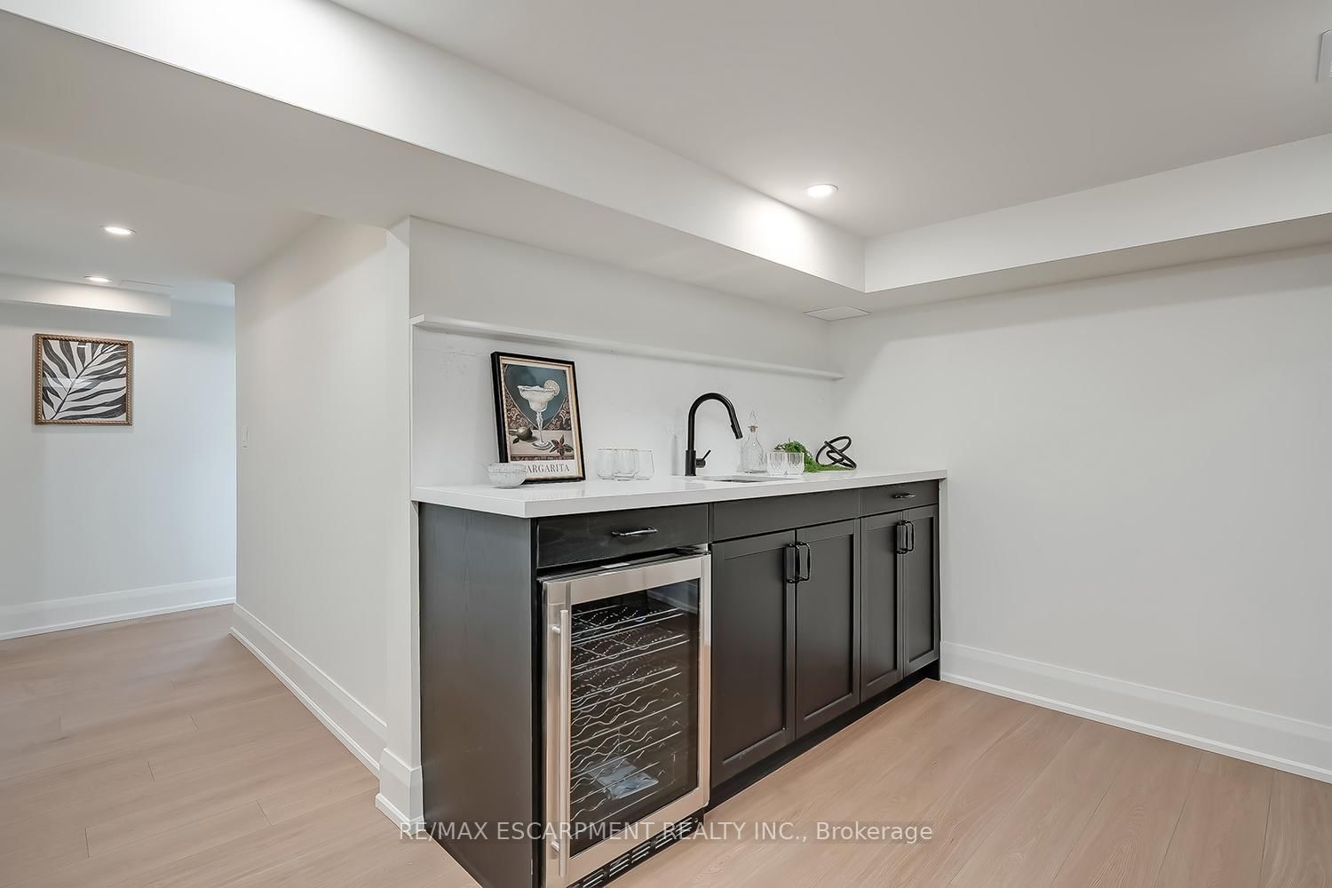 Detached House for sale at 251 Glen Afton Drive, Burlington, Ontario, L7L 1G8 - Shoreacres - MLS: W12898604