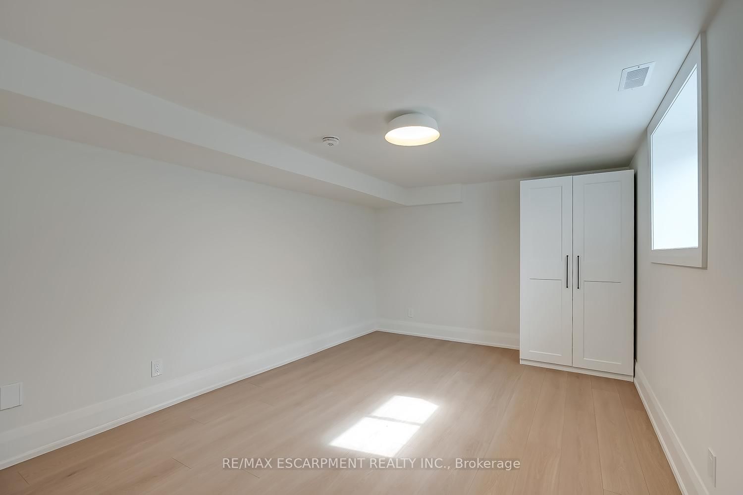 Detached House for sale at 251 Glen Afton Drive, Burlington, Ontario, L7L 1G8 - Shoreacres - MLS: W12898604