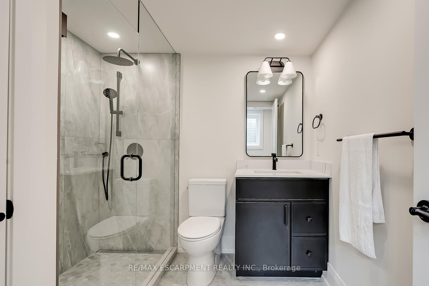 Detached House for sale at 251 Glen Afton Drive, Burlington, Ontario, L7L 1G8 - Shoreacres - MLS: W12898604