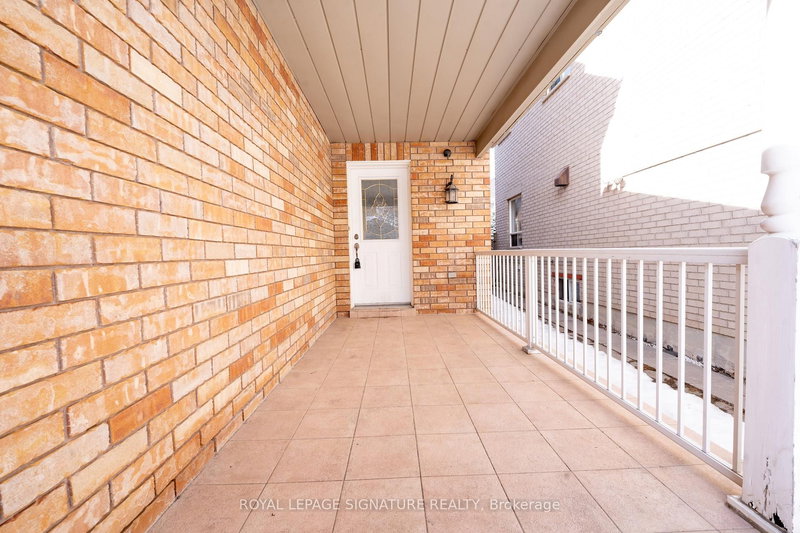 717 Salinger Crt, Mississauga, L5W 1L4 | Image 3