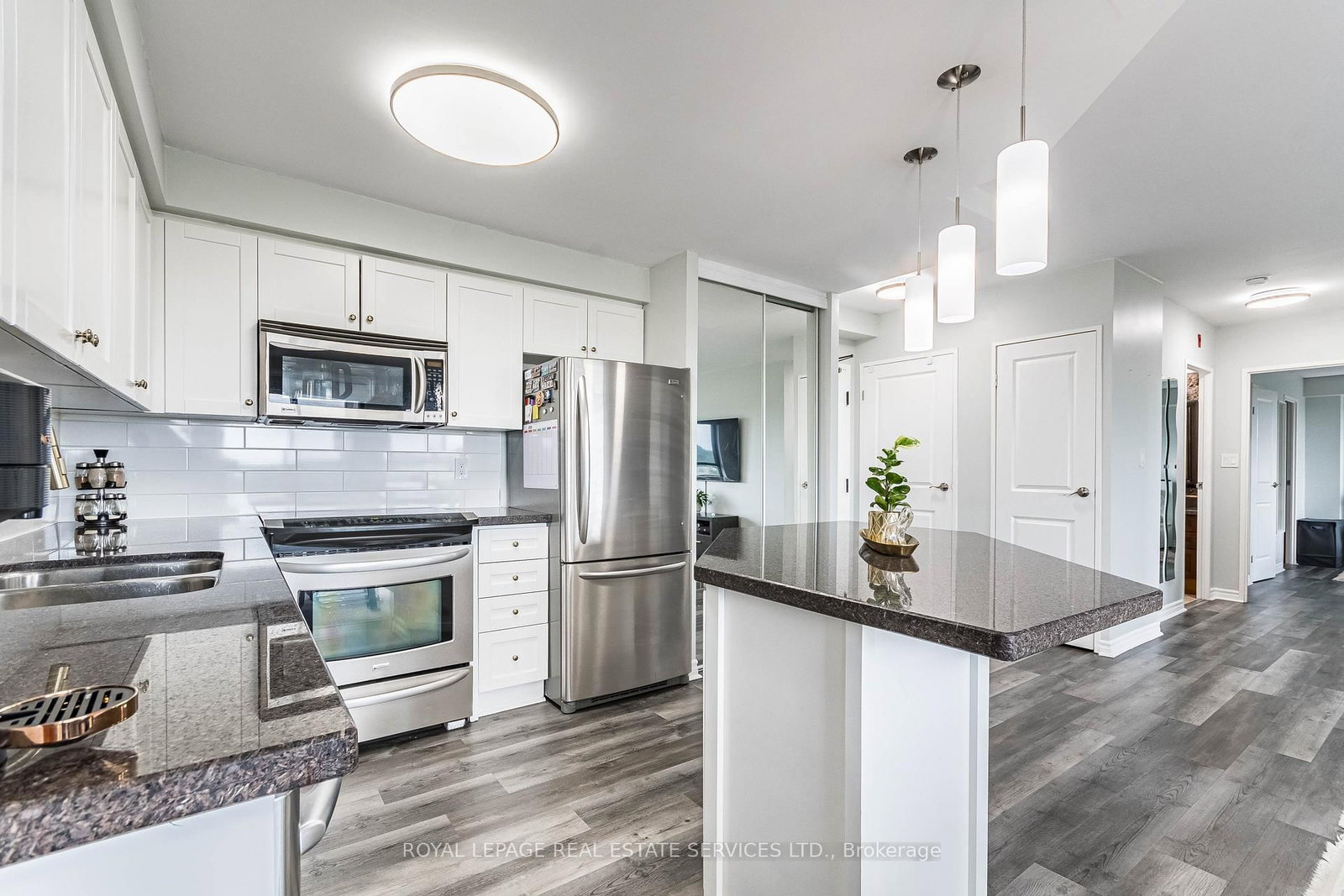 Condo for sale at 619-1000 Cedarglen Gate, Mississauga, Ontario, L5C 3Z5 - Erindale - MLS: W12899412