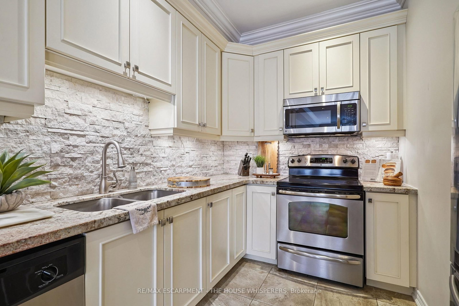 Townhouse for sale at 29-181 Plains Road, Burlington, Ontario, L7T 0B1 - Bayview - MLS: W12899486