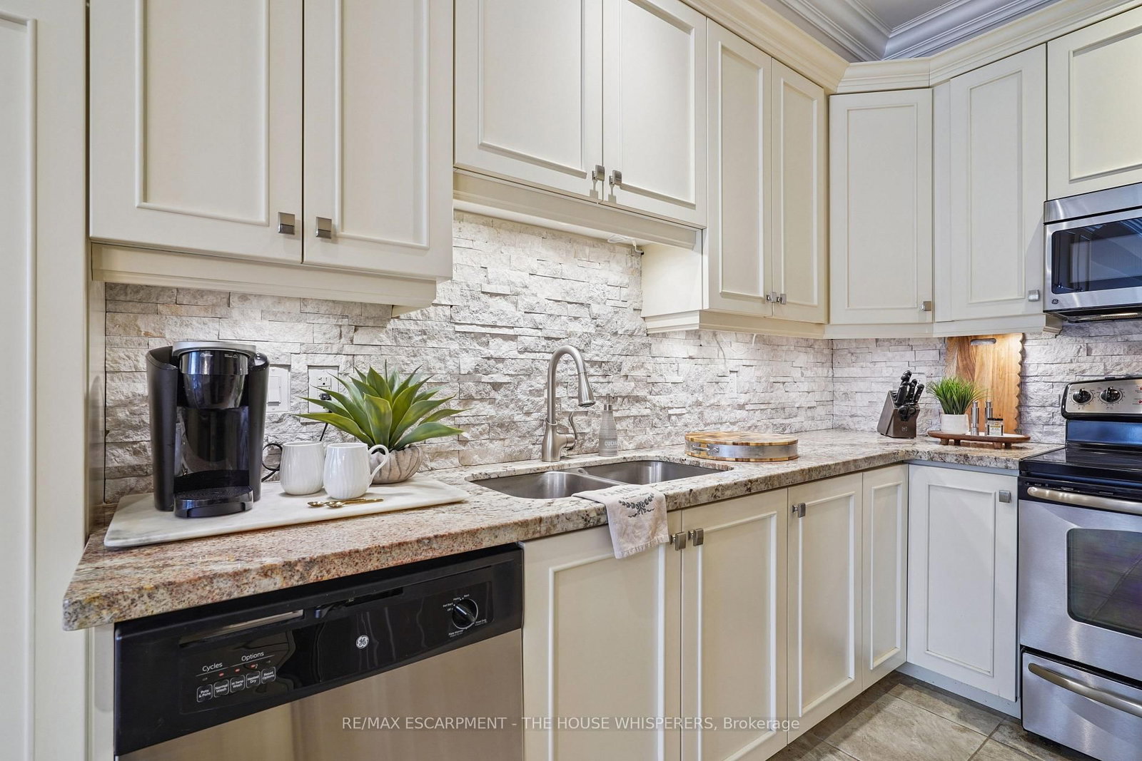 Townhouse for sale at 29-181 Plains Road, Burlington, Ontario, L7T 0B1 - Bayview - MLS: W12899486