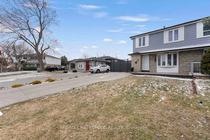 42 Gulliver Cres, Brampton, L6S 1S9 | Image 2