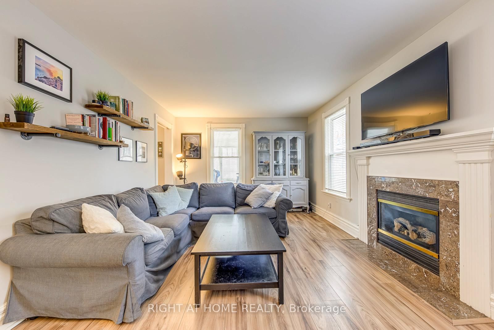 Detached House for sale at 24 Mill Street, Brampton, Ontario, L6X 1S6 - Downtown Brampton - MLS: W12899656