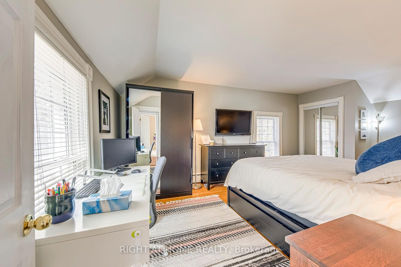 Detached House for sale at 24 Mill Street, Brampton, Ontario, L6X 1S6 - Downtown Brampton - MLS: W12899656