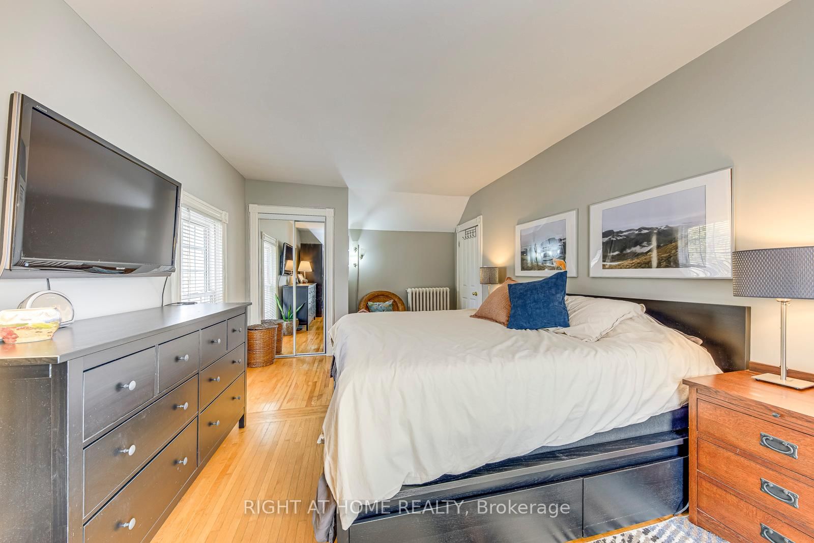 Detached House for sale at 24 Mill Street, Brampton, Ontario, L6X 1S6 - Downtown Brampton - MLS: W12899656