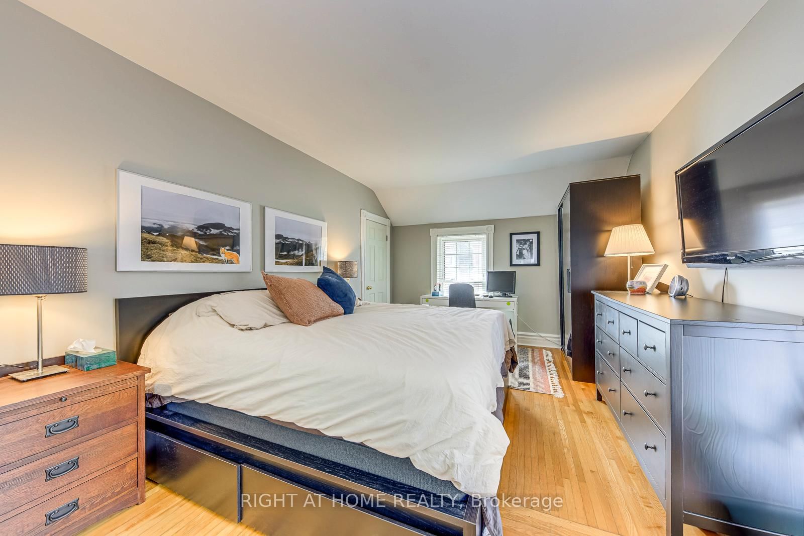 Detached House for sale at 24 Mill Street, Brampton, Ontario, L6X 1S6 - Downtown Brampton - MLS: W12899656