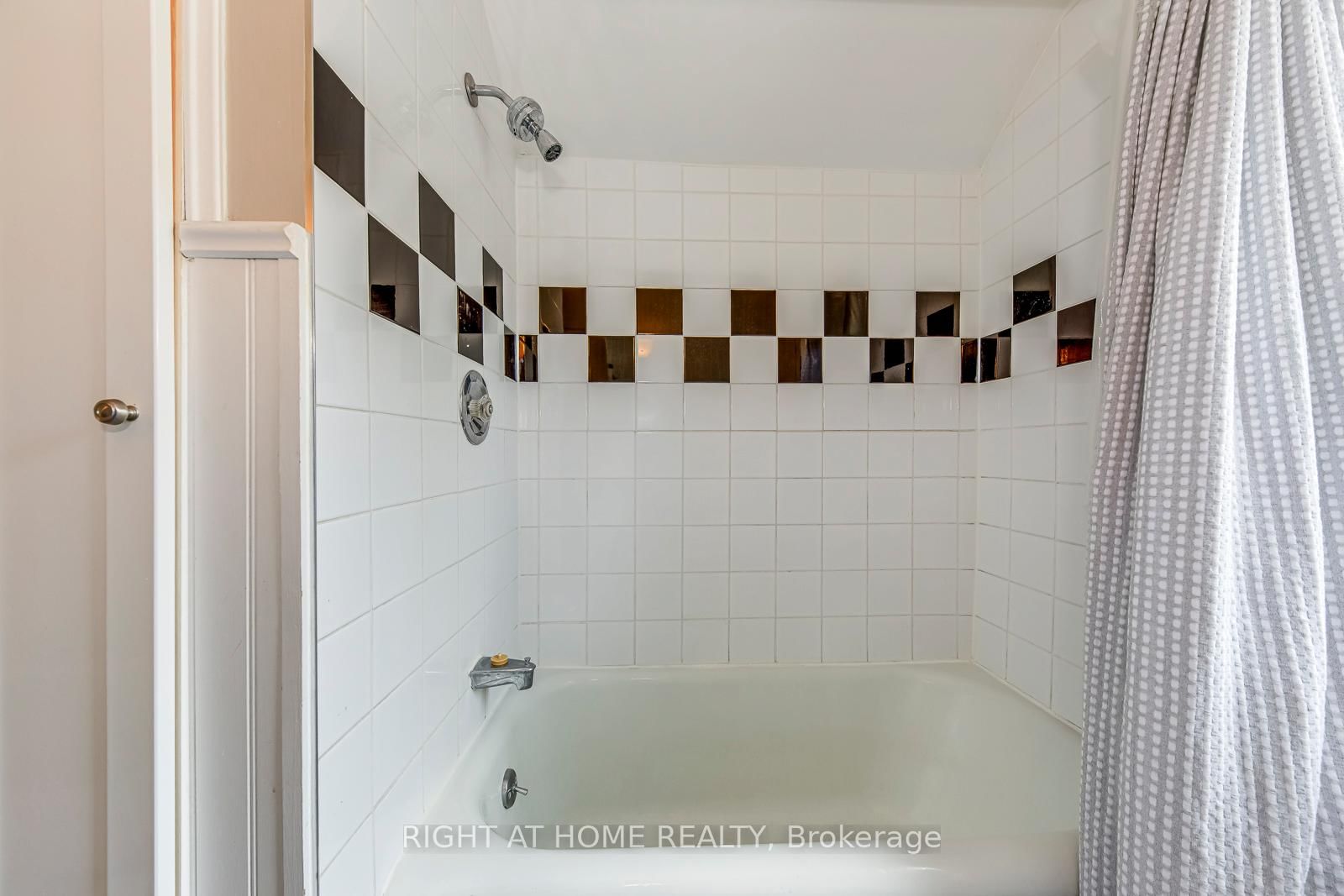 Detached House for sale at 24 Mill Street, Brampton, Ontario, L6X 1S6 - Downtown Brampton - MLS: W12899656