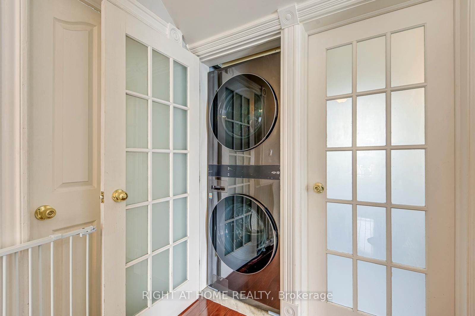 Detached House for sale at 24 Mill Street, Brampton, Ontario, L6X 1S6 - Downtown Brampton - MLS: W12899656