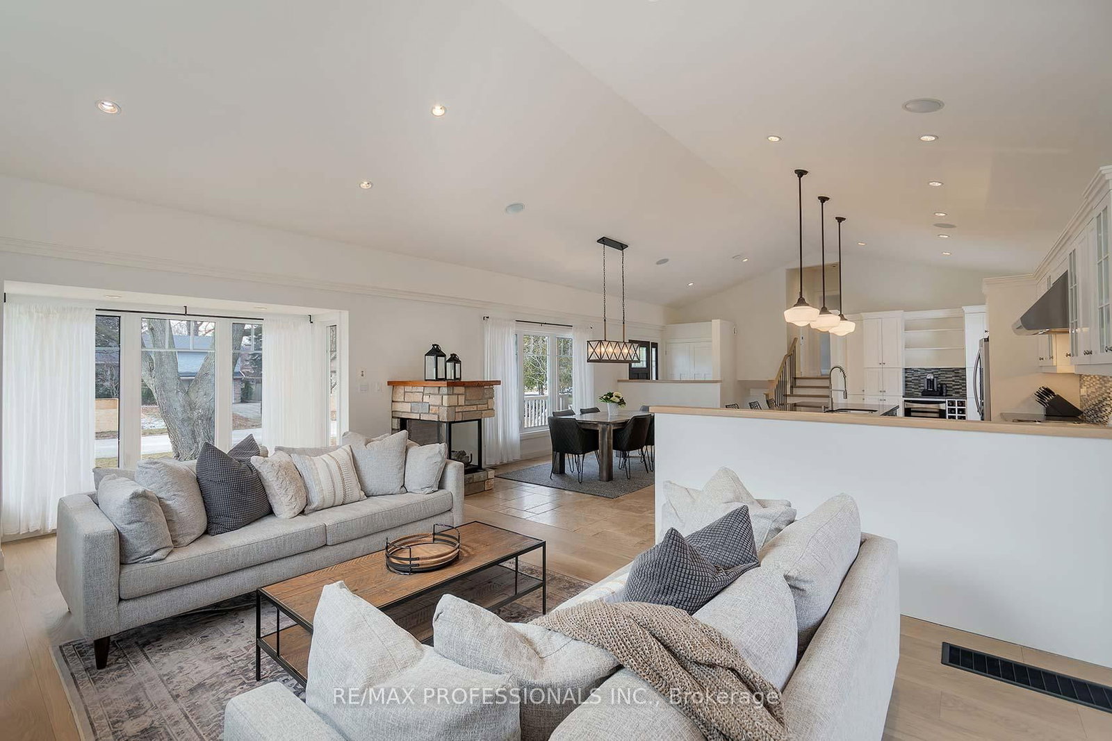 Detached House for sale at 321 Wendy Lane, Oakville, Ontario, L6L 4P9 - West - MLS: W12899956