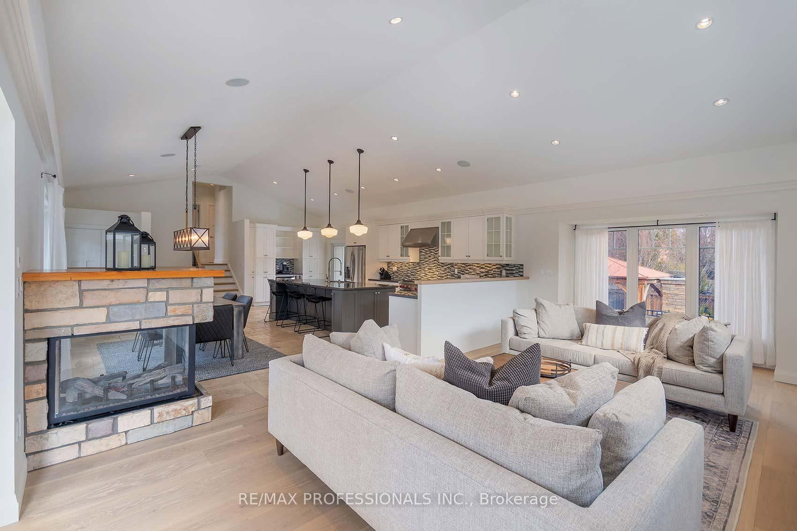 Detached House for sale at 321 Wendy Lane, Oakville, Ontario, L6L 4P9 - West - MLS: W12899956