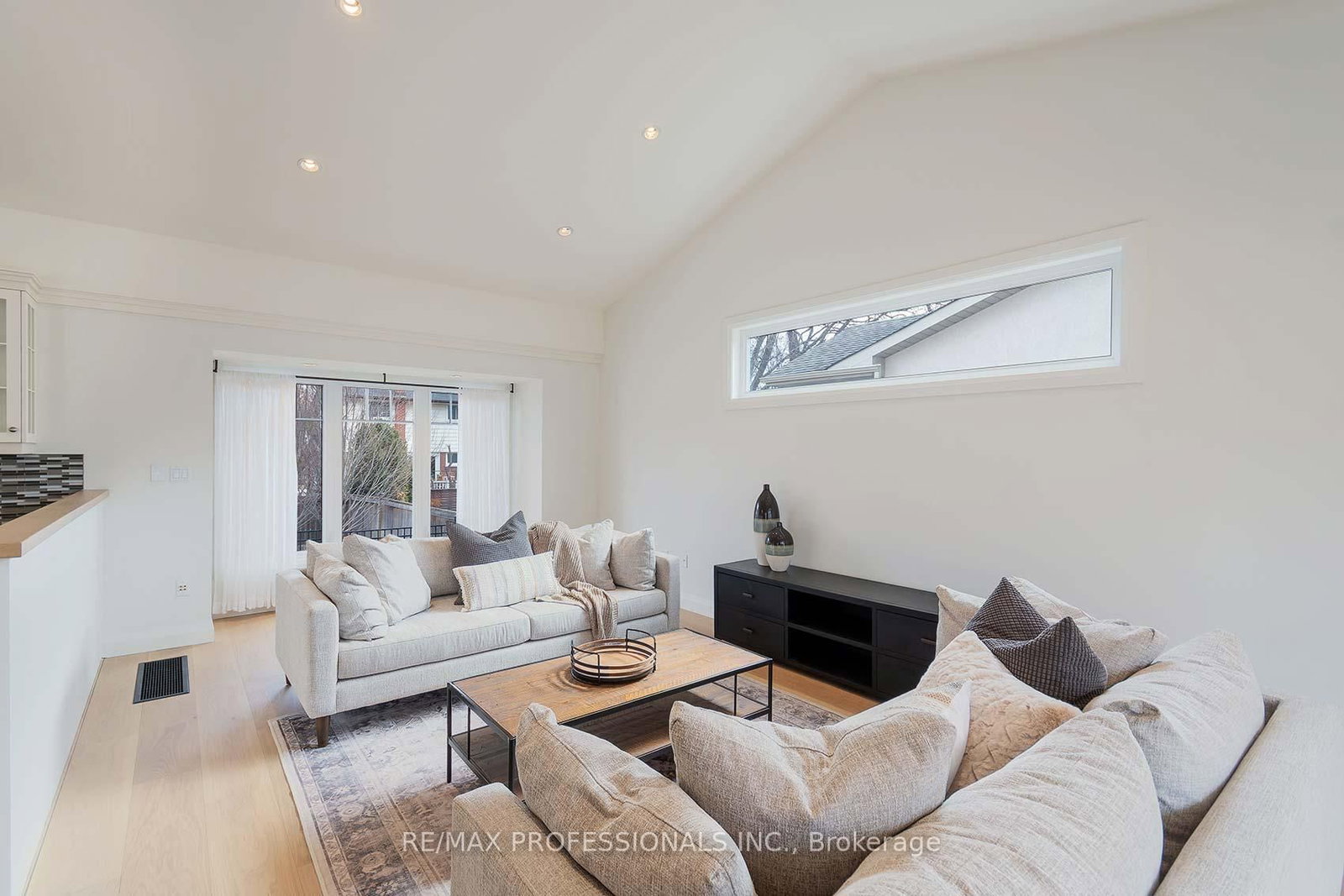 Detached House for sale at 321 Wendy Lane, Oakville, Ontario, L6L 4P9 - West - MLS: W12899956